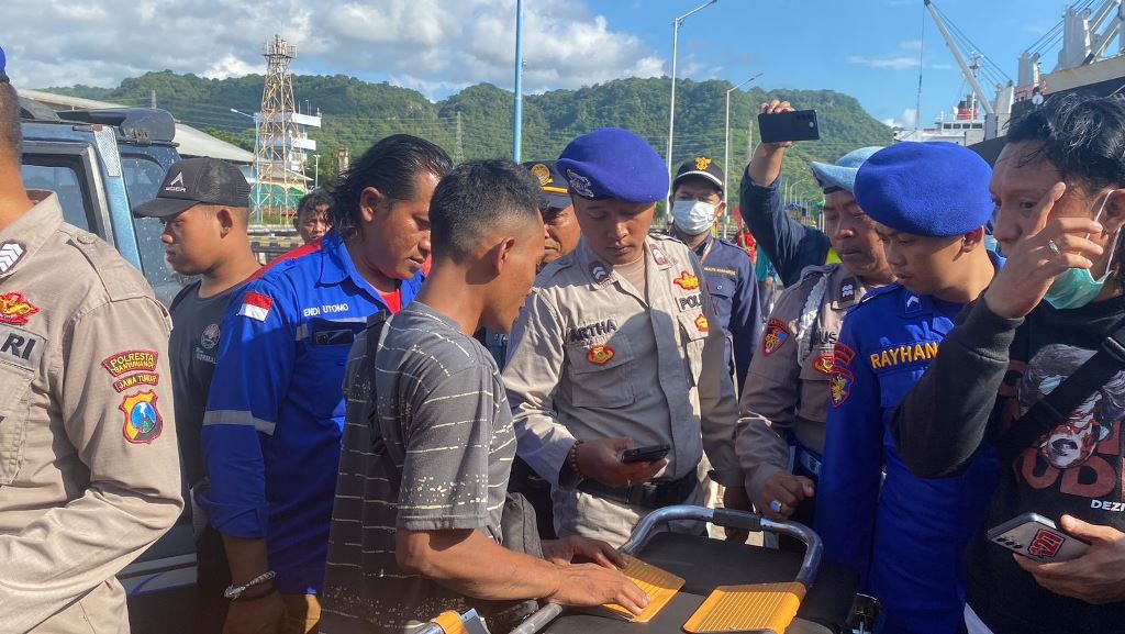 WhatsApp Image 2024-03-29 at 12.48.27 Petugas mengevakuasi penumpang kapal rute Lombok-Banyuwangi yang meninggal dalam pelayaran, Jumat (24/3/2024). (Foto/ist)