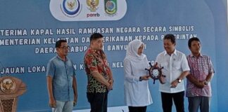 Menteri KKP Sakti Wahyu Trenggono menyerahkan simbolis hibah dua unit kapal sitaan ke Bupati Banyuwangi Ipuk Fiestiandani, Sabtu (30/3/2024). (Foto/udi)