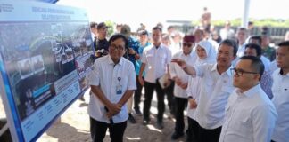 Menteri Kelautan dan Perikanan Sakti Wahyu Trenggono bersama Menpan RB, Abdulah Azwar Anas melihat rencana pembangunan Kalamo di pesisir Lateng, Banyuwangi, Sabtu (30/3/2024). (Foto/udi)