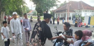 Remaja Masjid Salman Al -Farisi komplek RS Yasmin membagikan takjil ke pengguna jalan, Minggu (24/3/2024) sore. (Foto/ist)
