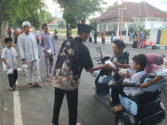 bahi takjil Remaja Masjid Salman Al -Farisi komplek RS Yasmin membagikan takjil ke pengguna jalan, Minggu (24/3/2024) sore. (Foto/ist)