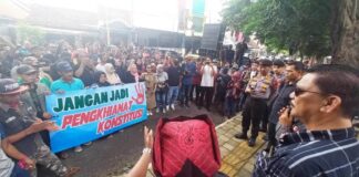 Massa pendukung caleg mendatangi kantor Bawaslu Banyuwangi, Rabu (6/3/2024) siang. (Foto/udi)