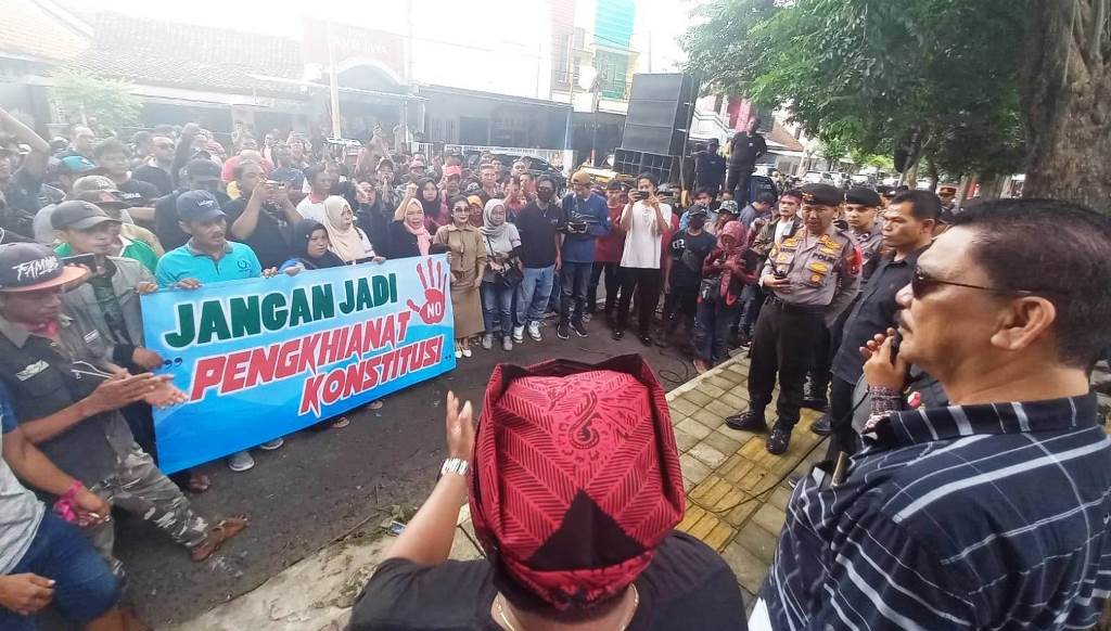 demo bawaslu Massa pendukung caleg mendatangi kantor Bawaslu Banyuwangi, Rabu (6/3/2024) siang. (Foto/udi)