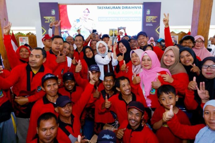pesapon Bupati Ipuk Fiestiandani bersama para pesapon merayakan keberhasilan Adipura, Rabu (6/3/2024). (Foto/ist)