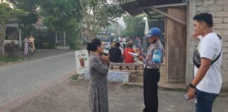 Polisi melakukan olah TKP ledakan petasan yang melukai bocah di Bangorejo, Banyuwangi. (Foto/ist)