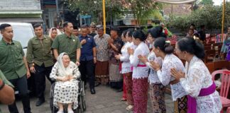 Sinta Nuriyah Wahid disambut umat Hindu di Pura Agung Blambangan, Banyuwangi Selasa (26/3/2024). (Foto/udi)