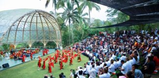 Wisatawan memadati arena sendra tari meras Gandrung di Taman Gandrung Terakota, Licin, Banyuwangi. (Foto/Humas Pemkab Banyuwangi)