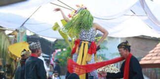 Penari Seblang sedang menari dalam kondisi kesurupan dalam ritual Seblang di Desa Olehsari, Kecamatan Glagah. (Foto/Humas Pemkab Banyuwangi)
