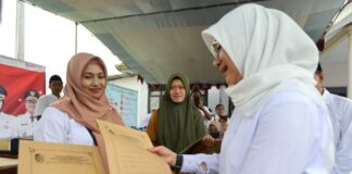 Bupati Banyuwangi Ipuk Fiestiandani menyerahkan dokumen kependudukan kepada warga. (Foto/ist)