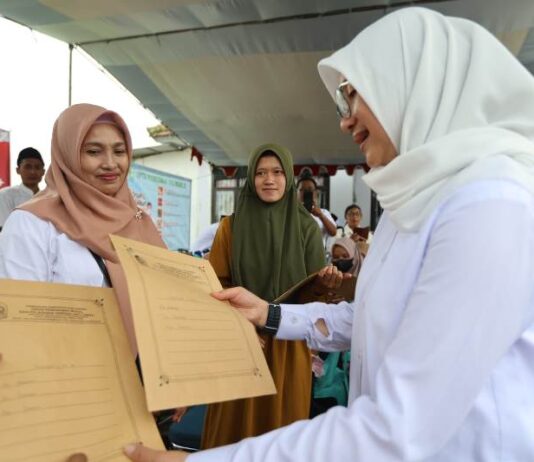 Bupati Banyuwangi Ipuk Fiestiandani menyerahkan dokumen kependudukan kepada warga. (Foto/ist)