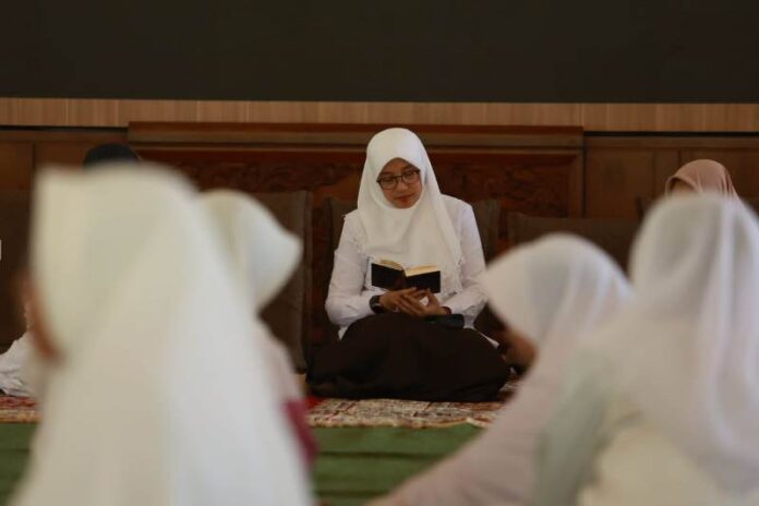 IMG-20240327-WA0034 Bupati Banyuwangi Ipuk Fiestiandani mengikuti kegiatan Khotmil Quran di Pendopo Saba Swagata Blambangan, Rabu (27/3/2024). (Foto/ist)