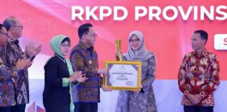 Bupati Banyuwangi Ipuk Fiestiandani menerima penghargaan dari Pemprov Jatim, Rabu (3/4/2024). (Foto/Humas Pemkab Banyuwangi)