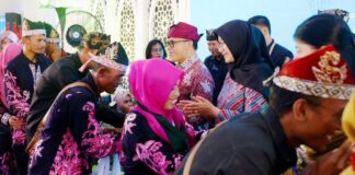 Bupati Banyuwangi Ipuk Fiestiandani menyalami diaspora Banyuwangi dari berbagai wilayah Indonesia dan mancanegara di Pendopo Banyuwangi, Sabtu (13/4/2024). (Foto/Humas Pemkab Banyuwangi)