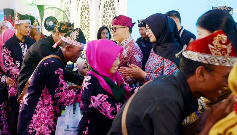 IMG-20240413-WA0068 Bupati Banyuwangi Ipuk Fiestiandani menyalami diaspora Banyuwangi dari berbagai wilayah Indonesia dan mancanegara di Pendopo Banyuwangi, Sabtu (13/4/2024). (Foto/Humas Pemkab Banyuwangi)