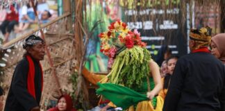 Penari Seblang di Desa Olehsari, Kecamatan Glagah, Banyuwangi menari dalam kondisi kesurupan, Rabu (17/4/2024). (Foto/Humas Pemkab Banyuwangi)