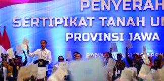 Presiden Jokowi menyerahkan sertipikat Tora kepada warga Banyuwangi, Selasa (30/4/2024). (Foto/Humas Pemkab.Banyuwangi)