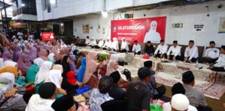 Bupati Ipuk Fiestiandani buka bersama pedagang pasar, Selasa (26/3/2024). (Foto/ist)