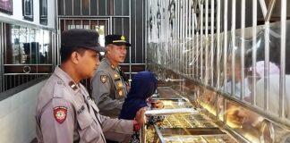 Polisi di Banyuwangi memperketat pengamanan toko emas jelang datangnya Lebaran. (Foto/ist)