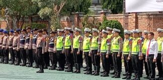 Apel gelar pasukan pengamanan Operasi Ketupat 2024 di Mapolresta Banyuwangi, Rabu (3/4/2024). (Foto/udi)