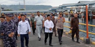 Wabup Banyuwangi Sugirah bersama Kapolresta Banyuwangi Kombes Pol. Nanang Haryono dan Danlanal Banyuwangi, Letkol Laut (P) Hafidz melihat persiapan arus mudik di Pelabuhan Ketapang, Kamis (4/4/2024). (Foto/udi)
