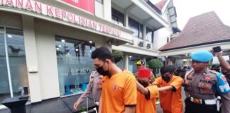 Tiga tersangka kasus sabu seberat 6,1 kilogram diamankan di Polresta Banyuwangi, Jumat (5/4/2024). (Foto/udi)