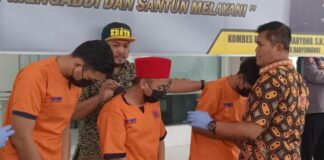 Polisi menggiring tiga terduga sindikat peredaran sabu di Banyuwangi, Jumat (5/4/2023). (Foto/udi)