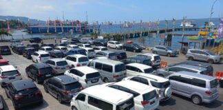 Antrean kendaraan roda empat di Pelabuhan Ketapang, Banyuwangi, Minggu (7/4/2024). (Foto/udi)