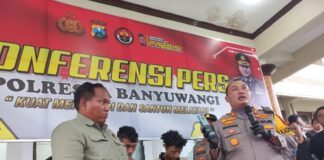 Kapolresta Banyuwangi Kombes Pol. Nanang Haryono didampingi Kasat Reskrim Kompol Andrew Vega menunjukkan bukti kabar hoaks di medsos terkait suap izin battle sound, Selasa (9/4/2024). (Foto/udi)