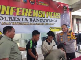 Tiga terduga penyebar hoaks suap izin battle sound meminta pengampunan Kapolresta Banyuwangi Kombes Pol. Nanang Haryono, Selasa (9/4/2024). (Foto/udi)