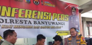 Tiga terduga penyebar hoaks suap izin battle sound meminta pengampunan Kapolresta Banyuwangi Kombes Pol. Nanang Haryono, Selasa (9/4/2024). (Foto/udi)