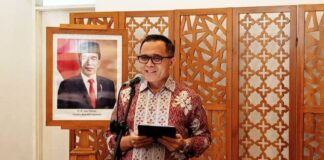 Menteri PAN RB Abdullah Azwar Anas memberikan pengumuman kelonggaran kerja ASN selama arus balik Lebaran, Sabtu (13/4/2024). (Foto/udi)