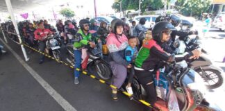 Pengendara roda dua memadati tenda di Pelabuhan Ketapang, Banyuwangi, Minggu (14/3/2024). (Foto/udi)