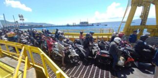 Pemudik yang akan kembali ke Bali dengan kendaraan roda dua antre masuk kapal di Pelabuhan Ketapang, Banyuwangi, Minggu (14/42024). (Foto/udi)