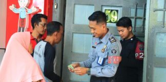 Petugas Lapas Banyuwangi memeriksa identitas pengunjung, belum lama ini. (Foto/Dok. Lapas Banyuwangi)
