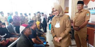 Bupati Banyuwangi Ipuk Fiestiandani menyapa pasien di RSUD Blambangan dalam sidak, Selasa (16/4/2024). (Foto/udi)