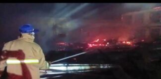 Petugas Damkarmat Banyuwangi menjinakkan api yang membakar kandang ayam di Desa Wonosobo, Kecamatan Srono, Kamis (18/4/2024). (Foto/Dok.Damkarmat Banyuwangi)