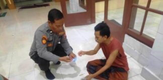 Personel Polsek Wongsorejo, Banyuwangi melakukan olah TKP dugaan pencurian kotak amal di Masjid Baiturahhman, Desa Alasbuluh, Kecamatan Wongsorejo, Jumat (19/4/2024). (Foto/Kapolsek Wongsorejo)