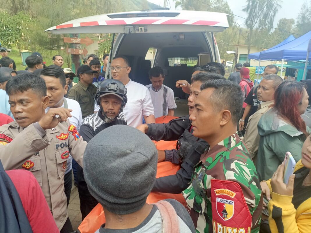 Petugas mengevakuasi jenazah turis asal Cina yang tewas terjatuh di kawah Ijen, Banyuwangi, Sabtu (20/4/2024). (Foto/ist)