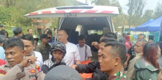 Petugas mengevakuasi jenazah turis asal Cina yang tewas terjatuh di kawah Ijen, Banyuwangi, Sabtu (20/4/2024). (Foto/ist)