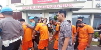 Lima terduga pelaku pengeroyokan sesama pesilat diamankan di Polresta Banyuwangi, Rabu (24/4/2024). (Foto/udi)