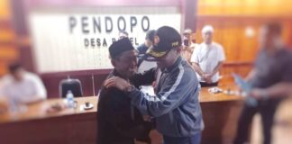 Pertemuan warga Desa Pakel, Kecamatan Licin, Banyuwangi dengan pihak Perkebunan Bumisari, Rabu (24/4/2025). (Foto/ist)