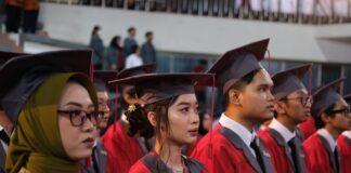 Wisuda mahasiswa Universitas Dinamika STIKOM Surabaya.