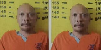 Tersangka pembacokan tetangga diamankan di Polsek Songgon, Banyuwangi. (Foto/ist)