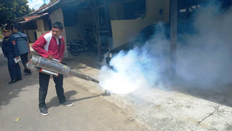 fogging Petugas melakukan pengasapan mengantisipasi penyebaran nyamuk DB di Banyuwangi, belum lama ini. (Foto/udi)