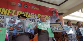 Kapolresta Banyuwangi Kombes Pol. Nanang Haryono (tengah) menunjukkan barang bukti sabu, Jumat (5/4/2023). (Foto/udi)