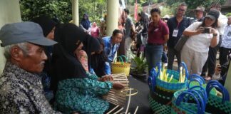 Sejumlah Dubes dan delegasi asing mengunjungi Kampung KB di Dusun Sidomulyo, Desa Jambewangi, Kecamatan Sempu, Banyuwangi, Selasa (14/5/2024). (Foto/Humas Pemkab Banyuwangi)