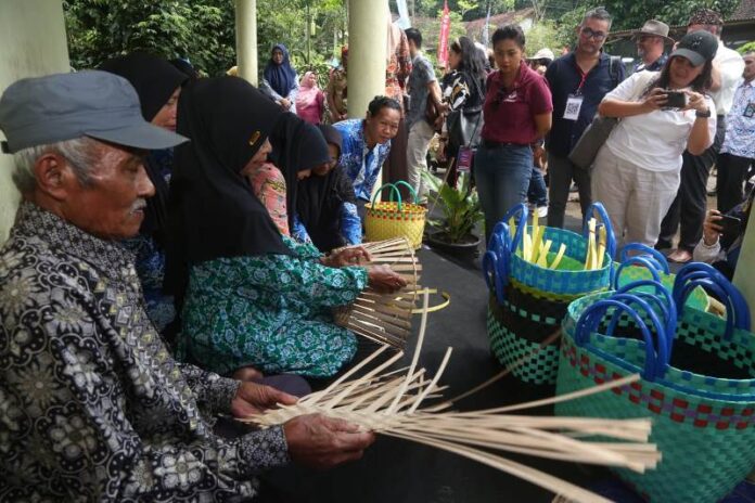 Ambassador 2 Sejumlah Dubes dan delegasi asing mengunjungi Kampung KB di Dusun Sidomulyo, Desa Jambewangi, Kecamatan Sempu, Banyuwangi, Selasa (14/5/2024). (Foto/Humas Pemkab Banyuwangi)