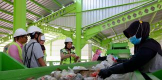 Aktivitas pengolahan sampah di Muncar, Banyuwangi. (Foto/Humas Pemkab. Banyuwangi))
