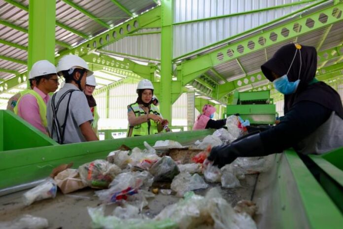 Aktivitas pengolahan sampah di Muncar, Banyuwangi. (Foto/Humas Pemkab. Banyuwangi))