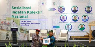 Kepala Pusat Jasa Informasi Perpustakaan dan Pengelolaan Naskah Nusantara, Perpusnas RI, Agus Sutoyo menerima naskah kuno dari Kepala Dinas Perpustakaan dan Kearsipan Banyuwangi Zen Kostolani, Selasa (7/5/2024).(Foto/Humas Pemkab Banyuwangi)